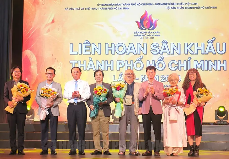 Khai mạc Liên hoan Sân khấu TP Hồ Chí Minh lần thứ 1 - Ảnh 2. Khai mạc Liên hoan Sân khấu TP Hồ Chí Minh lần thứ 1 - Ảnh 2.