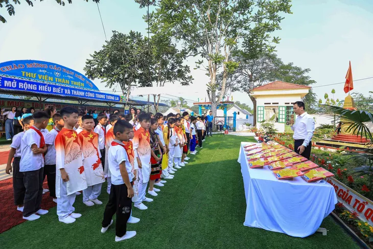 Nuôi dưỡng tình yêu biển đảo qua mô hình cột mốc Trường Sa - Ảnh 6. Nuôi dưỡng tình yêu biển đảo qua mô hình cột mốc Trường Sa - Ảnh 6.
