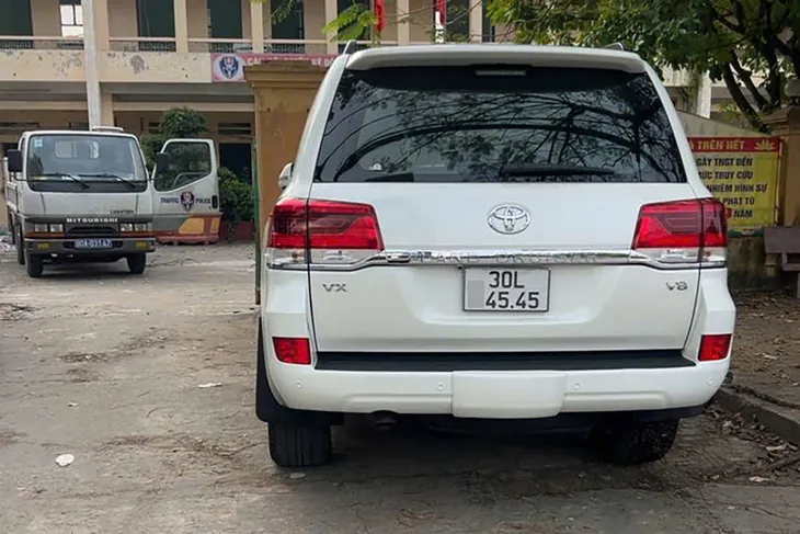 Phạt tiền tài xế ô tô dán băng dính đen che biển số đi trên cao tốc - Ảnh 2. Phạt tiền tài xế ô tô dán băng dính đen che biển số đi trên cao tốc - Ảnh 2.