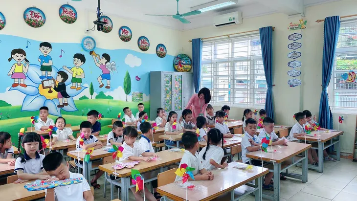 TP Hạ Long cần đặt mục tiêu vào nhóm địa phương dẫn đầu cả nước về phát triển giáo dục - Ảnh 1. TP Hạ Long cần đặt mục tiêu vào nhóm địa phương dẫn đầu cả nước về phát triển giáo dục - Ảnh 1.