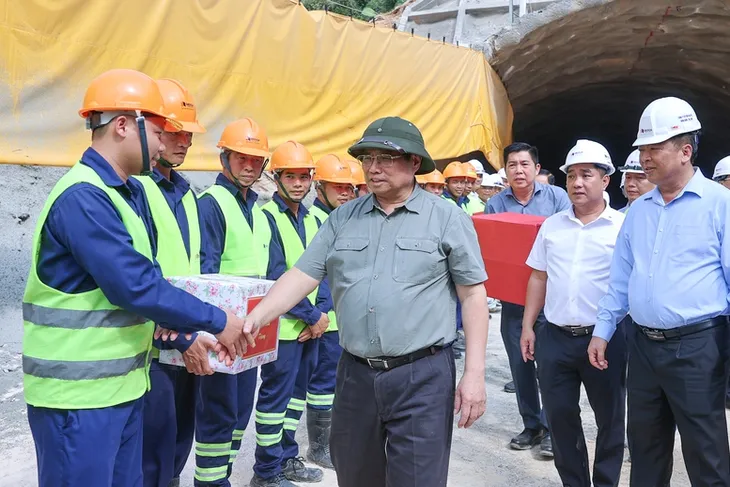 Thủ tướng: Thông tuyến cao tốc từ Cao Bằng đến Cà Mau trong năm 2025 - Ảnh 7. Thủ tướng: Thông tuyến cao tốc từ Cao Bằng đến Cà Mau trong năm 2025 - Ảnh 7.