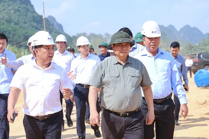 Thủ tướng: Thông tuyến cao tốc từ Cao Bằng đến Cà Mau trong năm 2025 - Ảnh 5. Thủ tướng: Thông tuyến cao tốc từ Cao Bằng đến Cà Mau trong năm 2025 - Ảnh 5.