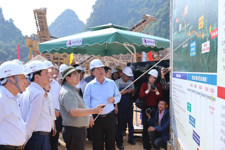 Thủ tướng: Thông tuyến cao tốc từ Cao Bằng đến Cà Mau trong năm 2025 - Ảnh 1. Thủ tướng: Thông tuyến cao tốc từ Cao Bằng đến Cà Mau trong năm 2025 - Ảnh 1.