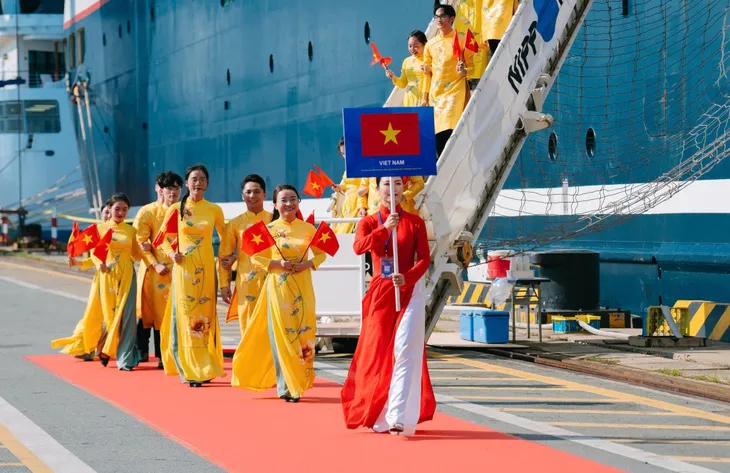 Tàu Thanh niên Đông Nam Á và Nhật Bản cập cảng TP Hồ Chí Minh - Ảnh 4. Tàu Thanh niên Đông Nam Á và Nhật Bản cập cảng TP Hồ Chí Minh - Ảnh 4.