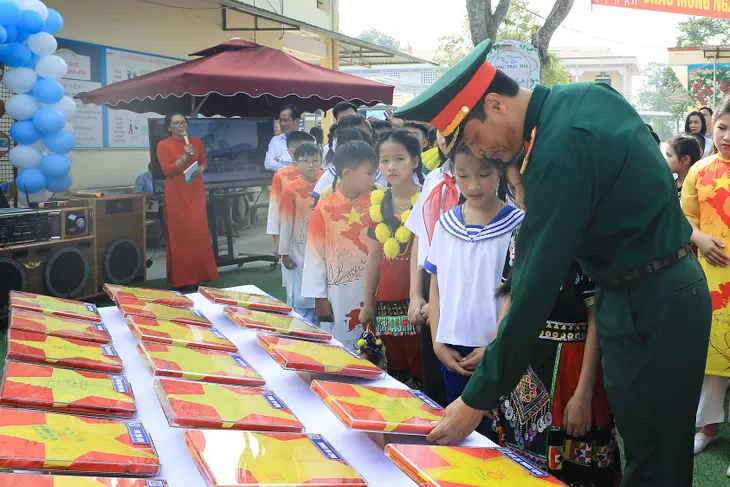 Nuôi dưỡng tình yêu biển đảo qua mô hình cột mốc Trường Sa - Ảnh 4. Nuôi dưỡng tình yêu biển đảo qua mô hình cột mốc Trường Sa - Ảnh 4.
