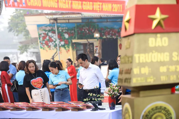 Nuôi dưỡng tình yêu biển đảo qua mô hình cột mốc Trường Sa - Ảnh 5. Nuôi dưỡng tình yêu biển đảo qua mô hình cột mốc Trường Sa - Ảnh 5.