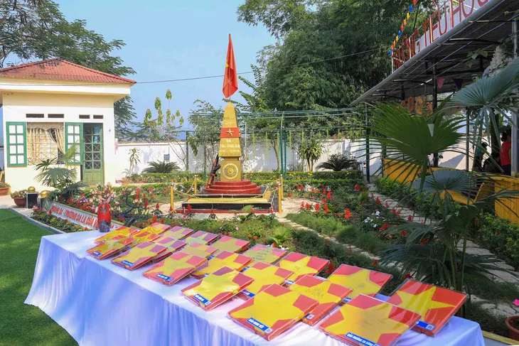 Nuôi dưỡng tình yêu biển đảo qua mô hình cột mốc Trường Sa - Ảnh 2. Nuôi dưỡng tình yêu biển đảo qua mô hình cột mốc Trường Sa - Ảnh 2.