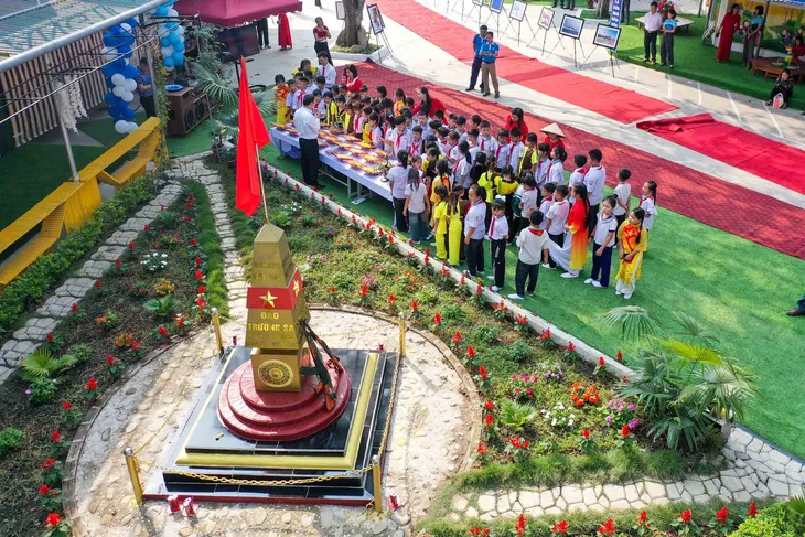 Nuôi dưỡng tình yêu biển đảo qua mô hình cột mốc Trường Sa - Ảnh 3. Nuôi dưỡng tình yêu biển đảo qua mô hình cột mốc Trường Sa - Ảnh 3.