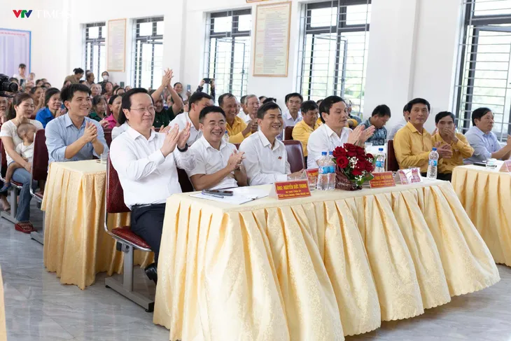 Bí thư Tỉnh ủy, Chủ tịch UBND tỉnh Nghệ An dự Ngày hội Đại đoàn kết tại Nam Đàn - Ảnh 2. Bí thư Tỉnh ủy, Chủ tịch UBND tỉnh Nghệ An dự Ngày hội Đại đoàn kết tại Nam Đàn - Ảnh 2.