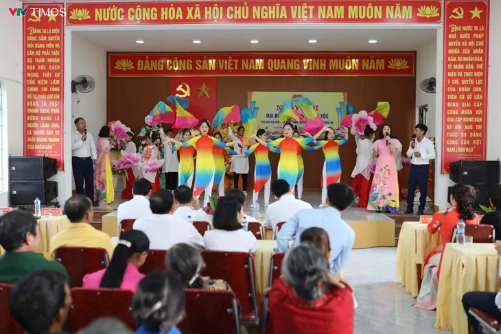 Bí thư Tỉnh ủy, Chủ tịch UBND tỉnh Nghệ An dự Ngày hội Đại đoàn kết tại Nam Đàn - Ảnh 4. Bí thư Tỉnh ủy, Chủ tịch UBND tỉnh Nghệ An dự Ngày hội Đại đoàn kết tại Nam Đàn - Ảnh 4.