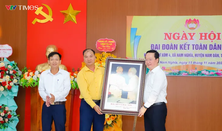 Bí thư Tỉnh ủy, Chủ tịch UBND tỉnh Nghệ An dự Ngày hội Đại đoàn kết tại Nam Đàn - Ảnh 5. Bí thư Tỉnh ủy, Chủ tịch UBND tỉnh Nghệ An dự Ngày hội Đại đoàn kết tại Nam Đàn - Ảnh 5.
