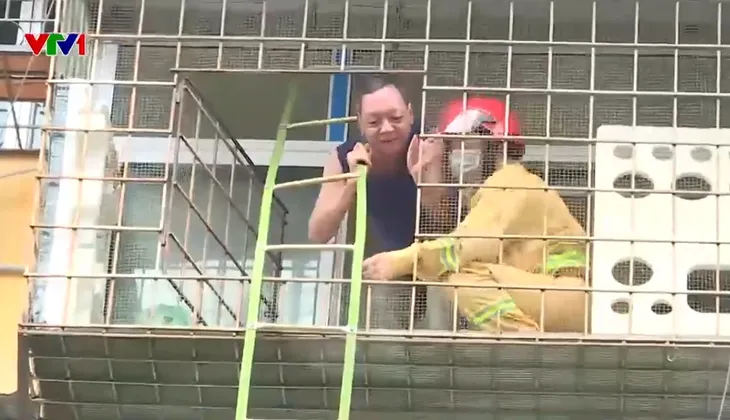Nhiều gia đình mở lối thoát nạn thứ 2 đề phòng cháy nổ - Ảnh 1. Nhiều gia đình mở lối thoát nạn thứ 2 đề phòng cháy nổ - Ảnh 1.