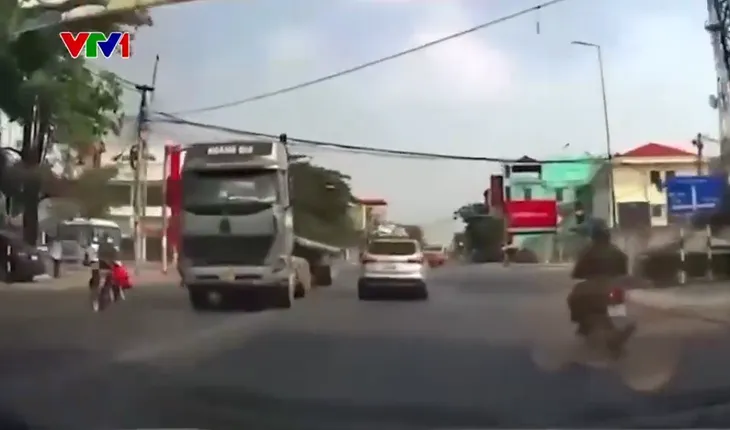 Sang đường đột ngột, người đàn ông đi xe máy thoát chết trong gang tấc - Ảnh 1. Sang đường đột ngột, người đàn ông đi xe máy thoát chết trong gang tấc - Ảnh 1.