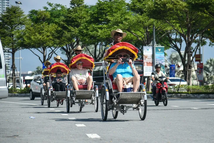 Đà Nẵng đón gần 2.000 khách quốc tế đến tham quan bằng tàu biển - Ảnh 4. Đà Nẵng đón gần 2.000 khách quốc tế đến tham quan bằng tàu biển - Ảnh 4.