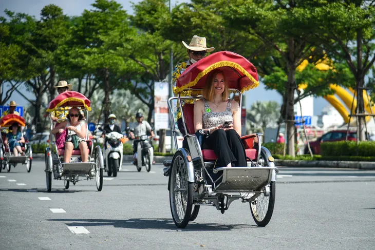 Đà Nẵng đón gần 2.000 khách quốc tế đến tham quan bằng tàu biển - Ảnh 2. Đà Nẵng đón gần 2.000 khách quốc tế đến tham quan bằng tàu biển - Ảnh 2.
