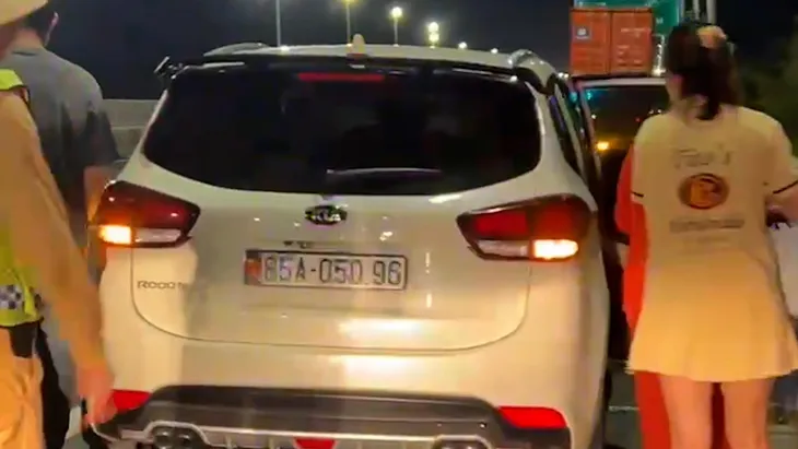 Tước giấy phép lái xe tài xế đỗ ô tô trên cao tốc để cả nhà... ăn tối - Ảnh 2. Tước giấy phép lái xe tài xế đỗ ô tô trên cao tốc để cả nhà... ăn tối - Ảnh 2.