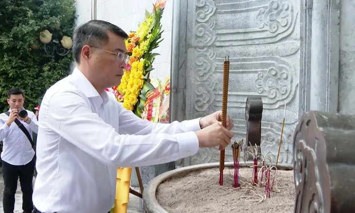 Trưởng Ban Tổ chức Trung ương chung vui Ngày hội Đại đoàn kết tại Nghệ An - Ảnh 4. Trưởng Ban Tổ chức Trung ương chung vui Ngày hội Đại đoàn kết tại Nghệ An - Ảnh 4.