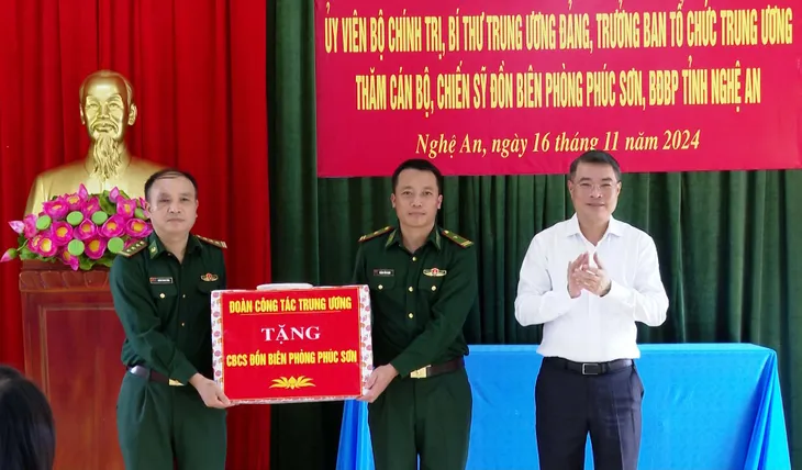 Trưởng Ban Tổ chức Trung ương chung vui Ngày hội Đại đoàn kết tại Nghệ An - Ảnh 5. Trưởng Ban Tổ chức Trung ương chung vui Ngày hội Đại đoàn kết tại Nghệ An - Ảnh 5.