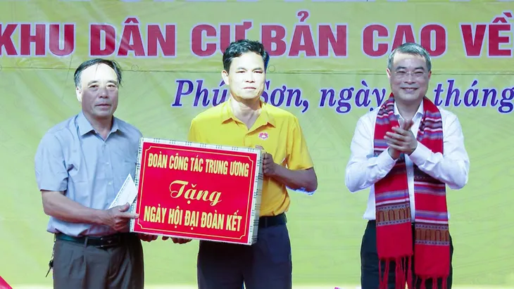 Trưởng Ban Tổ chức Trung ương chung vui Ngày hội Đại đoàn kết tại Nghệ An - Ảnh 2. Trưởng Ban Tổ chức Trung ương chung vui Ngày hội Đại đoàn kết tại Nghệ An - Ảnh 2.