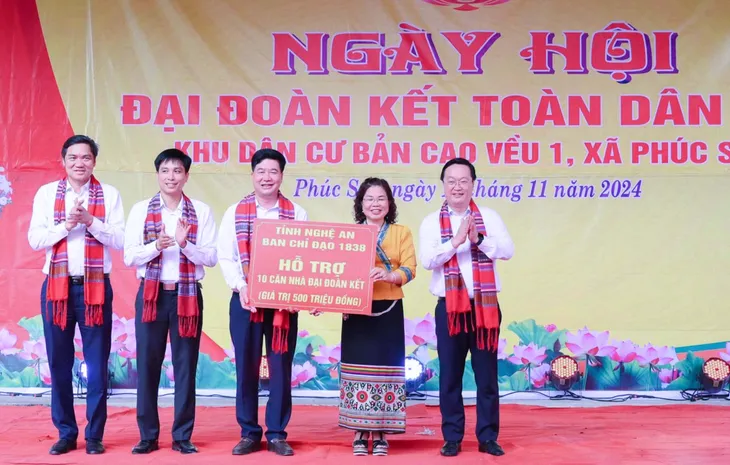 Trưởng Ban Tổ chức Trung ương chung vui Ngày hội Đại đoàn kết tại Nghệ An - Ảnh 3. Trưởng Ban Tổ chức Trung ương chung vui Ngày hội Đại đoàn kết tại Nghệ An - Ảnh 3.