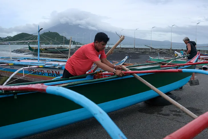Philippines kêu gọi sơ tán khẩn cấp khi siêu bão Man-Yi mạnh lên - Ảnh 1. Philippines kêu gọi sơ tán khẩn cấp khi siêu bão Man-Yi mạnh lên - Ảnh 1.