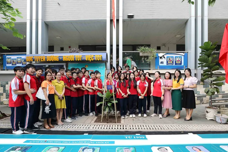 Trồng cây bàng vuông để thêm yêu biển đảo quê hương - Ảnh 4. Trồng cây bàng vuông để thêm yêu biển đảo quê hương - Ảnh 4.