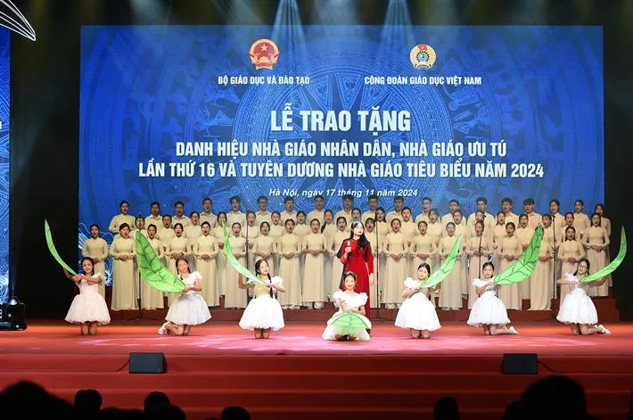 Tôn vinh Nhà giáo nhân dân, Nhà giáo ưu tú, Nhà giáo tiêu biểu năm 2024 - Ảnh 1. Tôn vinh Nhà giáo nhân dân, Nhà giáo ưu tú, Nhà giáo tiêu biểu năm 2024 - Ảnh 1.