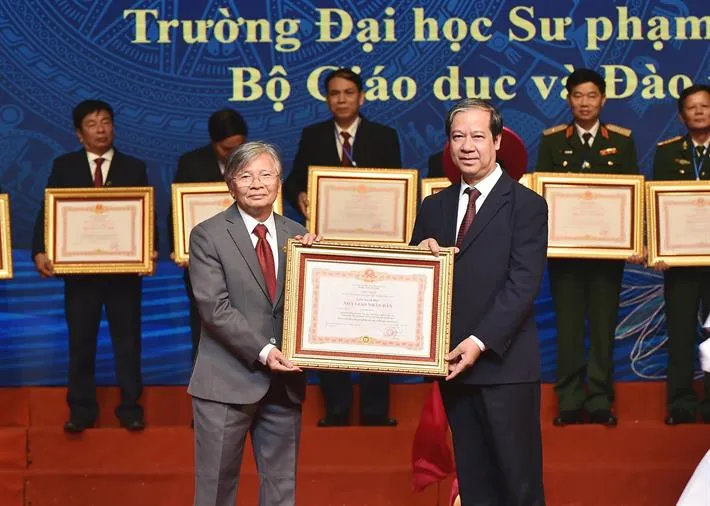 Tôn vinh Nhà giáo nhân dân, Nhà giáo ưu tú, Nhà giáo tiêu biểu năm 2024 - Ảnh 4. Tôn vinh Nhà giáo nhân dân, Nhà giáo ưu tú, Nhà giáo tiêu biểu năm 2024 - Ảnh 4.