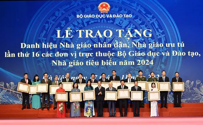 Tôn vinh Nhà giáo nhân dân, Nhà giáo ưu tú, Nhà giáo tiêu biểu năm 2024 - Ảnh 6. Tôn vinh Nhà giáo nhân dân, Nhà giáo ưu tú, Nhà giáo tiêu biểu năm 2024 - Ảnh 6.