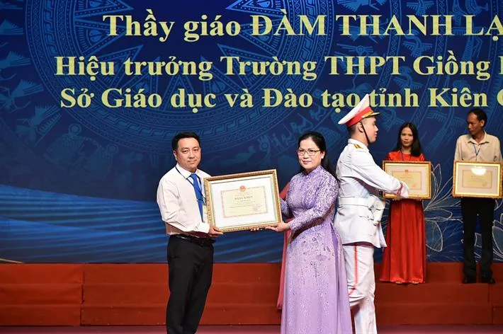 Tôn vinh Nhà giáo nhân dân, Nhà giáo ưu tú, Nhà giáo tiêu biểu năm 2024 - Ảnh 9. Tôn vinh Nhà giáo nhân dân, Nhà giáo ưu tú, Nhà giáo tiêu biểu năm 2024 - Ảnh 9.