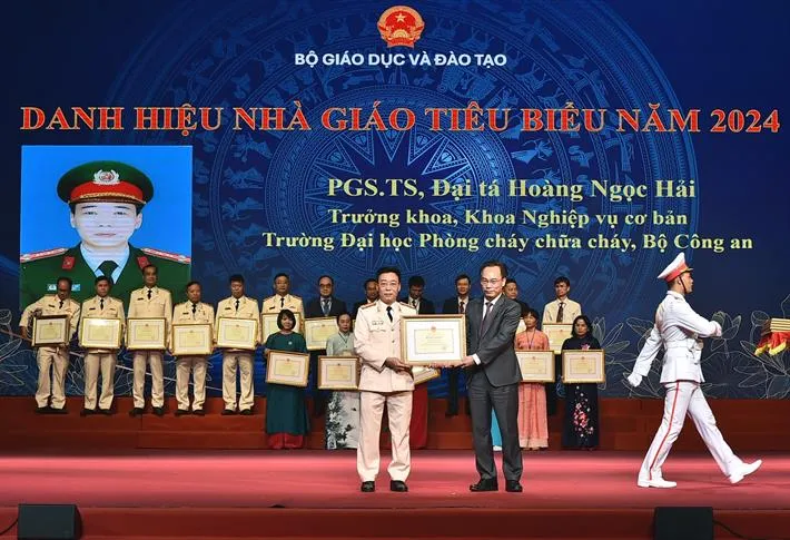 Tôn vinh Nhà giáo nhân dân, Nhà giáo ưu tú, Nhà giáo tiêu biểu năm 2024 - Ảnh 8. Tôn vinh Nhà giáo nhân dân, Nhà giáo ưu tú, Nhà giáo tiêu biểu năm 2024 - Ảnh 8.