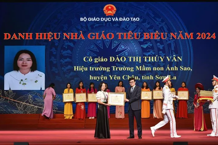 Tôn vinh Nhà giáo nhân dân, Nhà giáo ưu tú, Nhà giáo tiêu biểu năm 2024 - Ảnh 7. Tôn vinh Nhà giáo nhân dân, Nhà giáo ưu tú, Nhà giáo tiêu biểu năm 2024 - Ảnh 7.