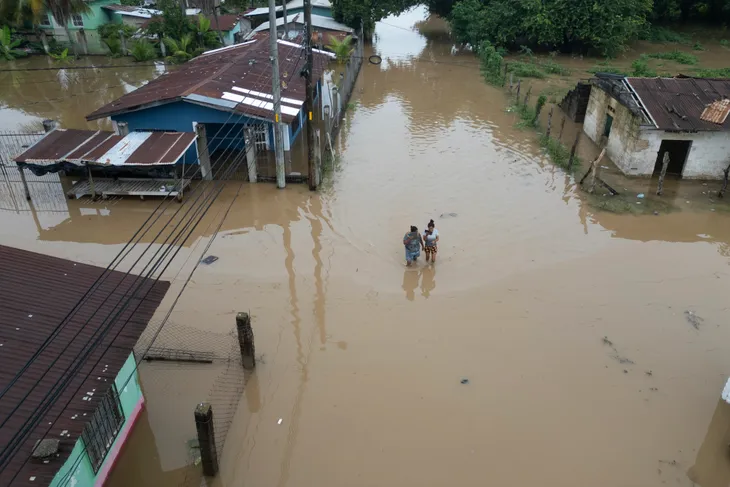 Bão Sara khiến ít nhất một người tử vong ở Honduras, di chuyển tới Mexico - Ảnh 1. Bão Sara khiến ít nhất một người tử vong ở Honduras, di chuyển tới Mexico - Ảnh 1.