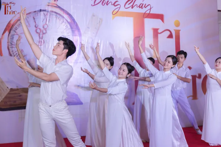 Dòng chảy tri thức - Lời tri ân gửi đến những người lái đò thầm lặng - Ảnh 1. Dòng chảy tri thức - Lời tri ân gửi đến những người lái đò thầm lặng - Ảnh 1.