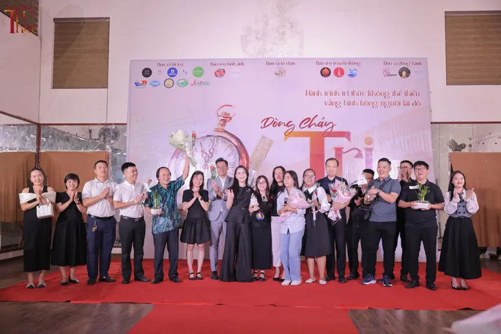 Dòng chảy tri thức - Lời tri ân gửi đến những người lái đò thầm lặng - Ảnh 3. Dòng chảy tri thức - Lời tri ân gửi đến những người lái đò thầm lặng - Ảnh 3.