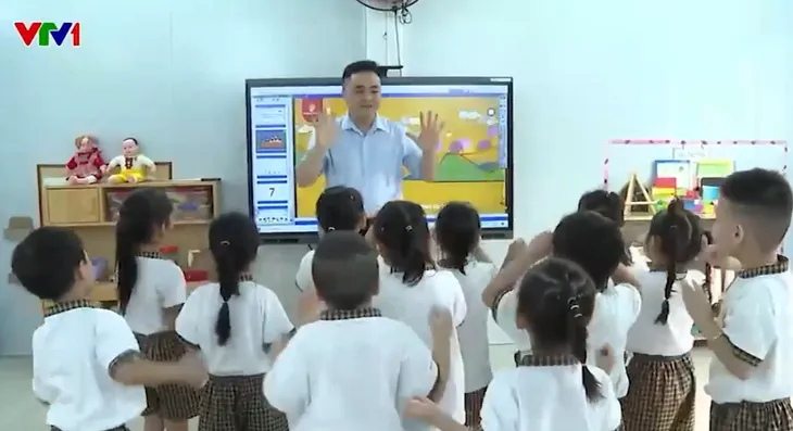 Khi thầy giáo đứng lớp mầm non - Ảnh 1. Khi thầy giáo đứng lớp mầm non - Ảnh 1.