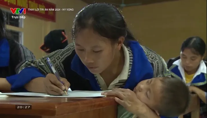 Lớp học khuya của những học sinh vùng cao đã làm mẹ, lên bà nội - Ảnh 1. Lớp học khuya của những học sinh vùng cao đã làm mẹ, lên bà nội - Ảnh 1.