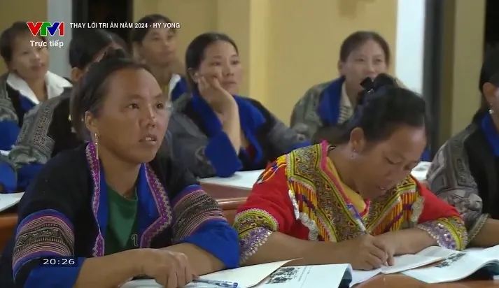 Lớp học khuya của những học sinh vùng cao đã làm mẹ, lên bà nội - Ảnh 3. Lớp học khuya của những học sinh vùng cao đã làm mẹ, lên bà nội - Ảnh 3.