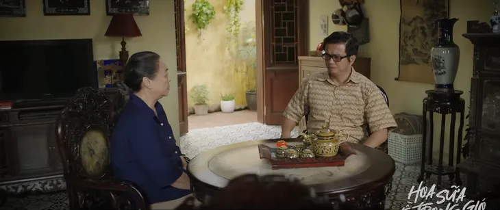 Hoa sữa về trong gió: Hiếu phản đối con gái nhận quà hồi môn từ nhà mẹ đẻ - Ảnh 1. Hoa sữa về trong gió: Hiếu phản đối con gái nhận quà hồi môn từ nhà mẹ đẻ - Ảnh 1.