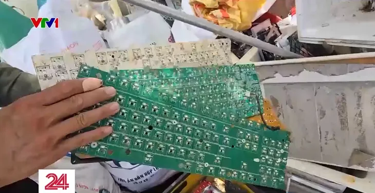 Mỗi năm Việt Nam phát sinh khoảng 100.000 tấn rác thải điện tử - Ảnh 1. Mỗi năm Việt Nam phát sinh khoảng 100.000 tấn rác thải điện tử - Ảnh 1.