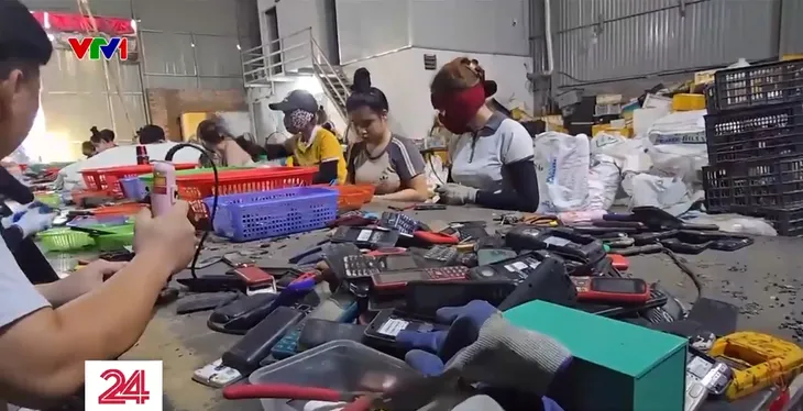 Mỗi năm Việt Nam phát sinh khoảng 100.000 tấn rác thải điện tử - Ảnh 3. Mỗi năm Việt Nam phát sinh khoảng 100.000 tấn rác thải điện tử - Ảnh 3.