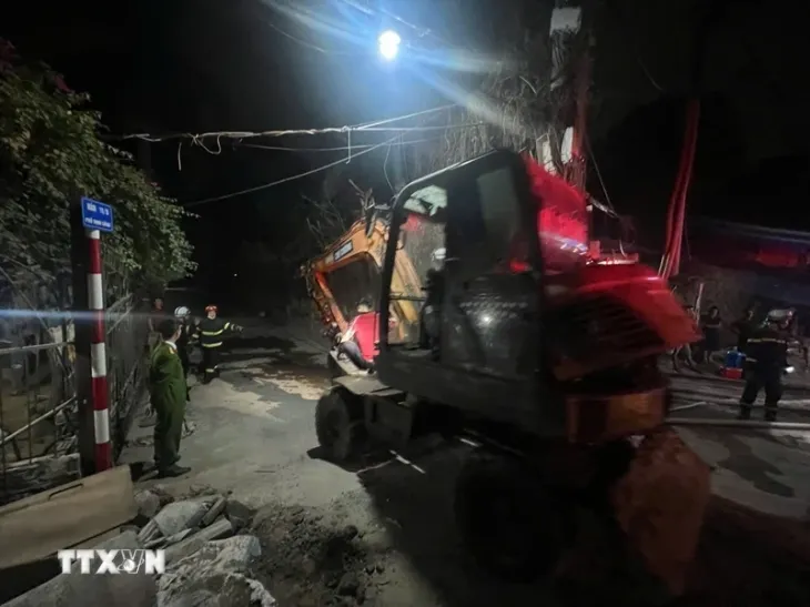 Cháy ngùn ngụt trong đêm tại xưởng gỗ ở Hà Nội - Ảnh 5. Cháy ngùn ngụt trong đêm tại xưởng gỗ ở Hà Nội - Ảnh 5.