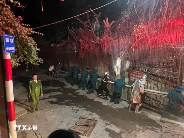 Cháy ngùn ngụt trong đêm tại xưởng gỗ ở Hà Nội - Ảnh 6. Cháy ngùn ngụt trong đêm tại xưởng gỗ ở Hà Nội - Ảnh 6.