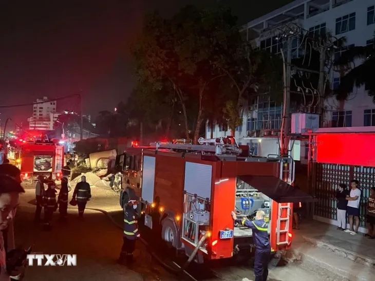 Cháy ngùn ngụt trong đêm tại xưởng gỗ ở Hà Nội - Ảnh 4. Cháy ngùn ngụt trong đêm tại xưởng gỗ ở Hà Nội - Ảnh 4.