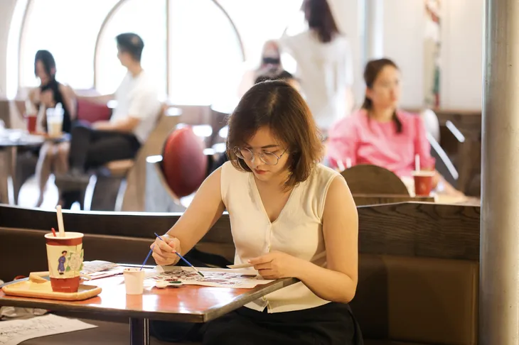 Quán cà phê kết hợp hoạt động trải nghiệm làm tranh Đông Hồ thu hút giới trẻ - Ảnh 3. Quán cà phê kết hợp hoạt động trải nghiệm làm tranh Đông Hồ thu hút giới trẻ - Ảnh 3.
