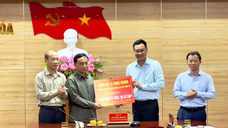 Bí thư Tỉnh ủy Quảng Bình thăm, tặng quà thầy cô, học sinh nhân Ngày Nhà giáo Việt Nam - Ảnh 2. Bí thư Tỉnh ủy Quảng Bình thăm, tặng quà thầy cô, học sinh nhân Ngày Nhà giáo Việt Nam - Ảnh 2.