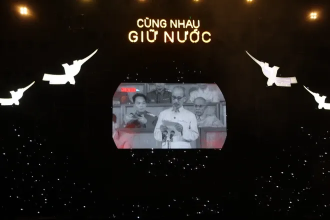 Rực rỡ đêm nghệ thuật “Cùng nhau giữ nước” tại Hoàng thành Thăng Long - Ảnh 2. Rực rỡ đêm nghệ thuật “Cùng nhau giữ nước” tại Hoàng thành Thăng Long - Ảnh 2.