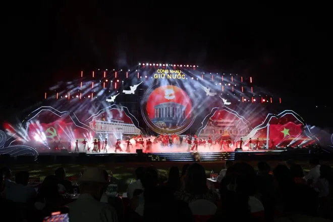 Rực rỡ đêm nghệ thuật “Cùng nhau giữ nước” tại Hoàng thành Thăng Long - Ảnh 4. Rực rỡ đêm nghệ thuật “Cùng nhau giữ nước” tại Hoàng thành Thăng Long - Ảnh 4.