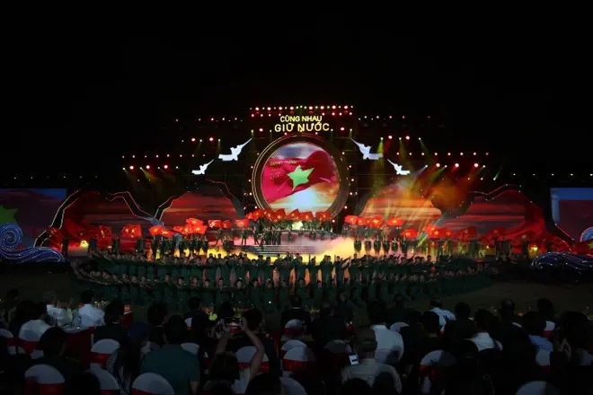 Rực rỡ đêm nghệ thuật “Cùng nhau giữ nước” tại Hoàng thành Thăng Long - Ảnh 1. Rực rỡ đêm nghệ thuật “Cùng nhau giữ nước” tại Hoàng thành Thăng Long - Ảnh 1.