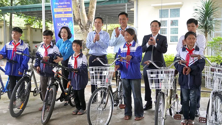Bí thư Tỉnh ủy Quảng Bình thăm, tặng quà thầy cô, học sinh nhân Ngày Nhà giáo Việt Nam - Ảnh 5.